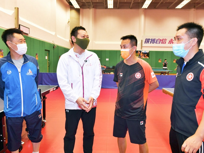 徐英偉（左二）與乒乓球教練陳江華（左一）、李靜（右二）及高禮澤（右一）交流。