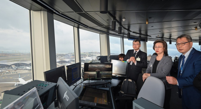 楊何蓓茵到訪民航處總部，並參觀機場的航空交通控制塔。政府新聞處圖片
