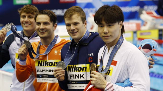 覃海洋（右）与其他国家选手展示奖牌。Reuters