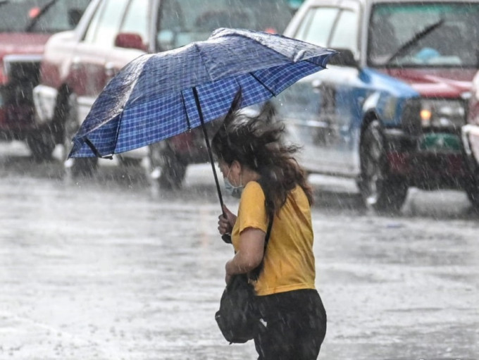 黃色暴雨警告信號一度生效。