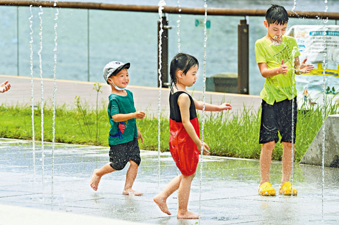 近日本港天氣酷熱，孔繁毅認為室外空氣流通，市民毋須佩戴口罩。