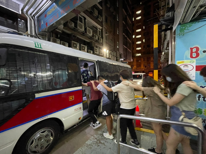 警方于深水埗捣破一间怀疑无牌酒吧，拘捕16名男女。警方图片