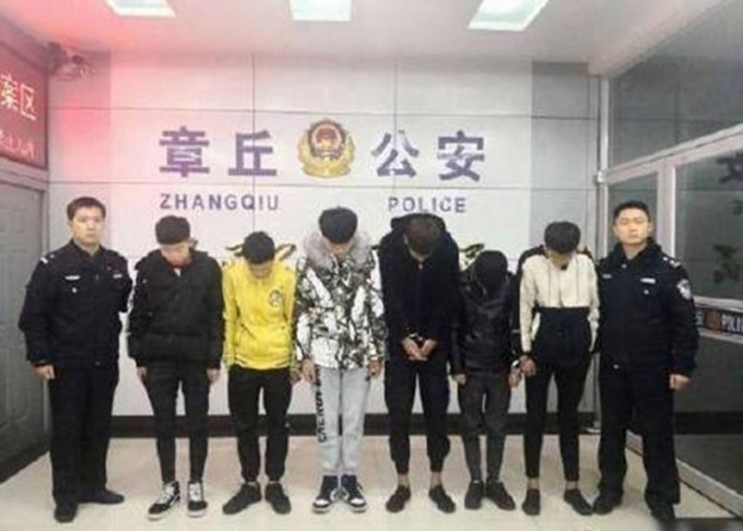 6人被捕后于派出所一字排开拍照，全部羞愧低头。(网图)