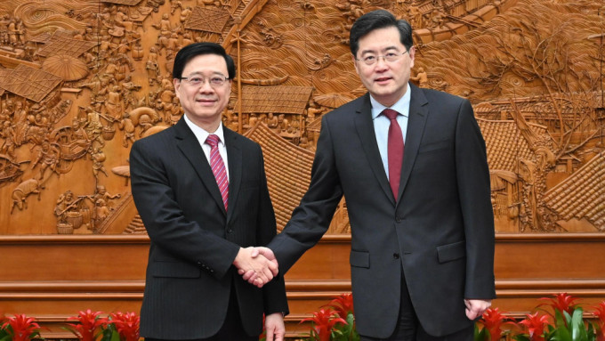 行政长官李家超（左）今日上午在北京与国务委员、外交部部长秦刚（右）会面。政府新闻处