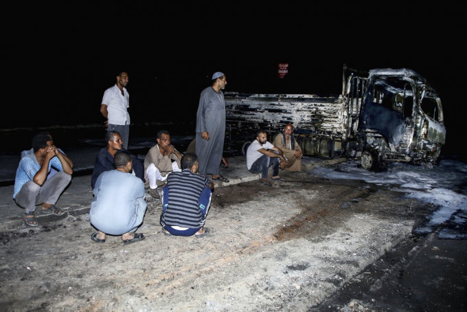 埃及輸油管爆裂引致公路大火。AP圖片