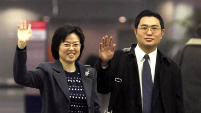 2001年2月8日，新華社記者范麗青（左）、陳斌華成為大陸首批駐台採訪記者。