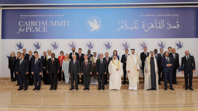 埃及總統塞西（前排左六）於10月21日開羅和平峰會舉行之前與其他領導人合影。 路透社