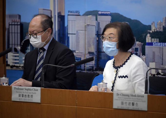 食衞局副秘书长陈伟基（图左）强调使用健康码大前提是保障个人私隐。