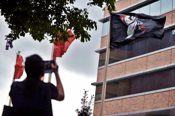 理大学生换上黑旗抗议。