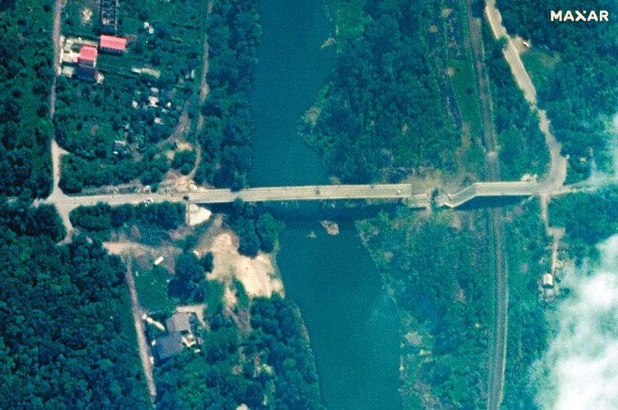 衞星圖像顯示北頓涅茨克的巴甫洛格勒橋被炸斷。