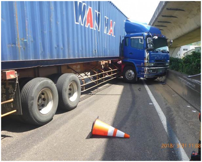 貨櫃車擦撞到外側護欄。網圖