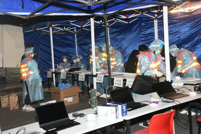 有工作人員架起帳篷作臨時檢測站。