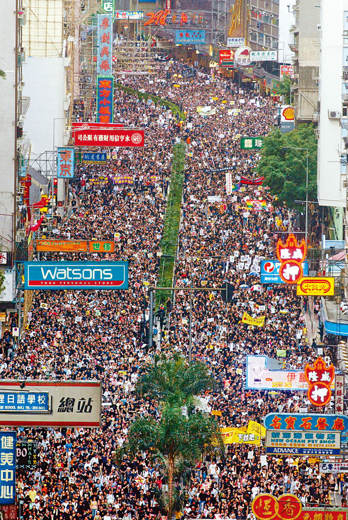 ■民陣於二○○三年為反對二十三條立法而於七月一日首次主辦遊行，當年人數聲稱達五十萬人。