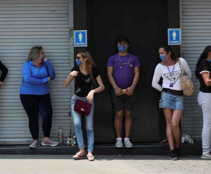 越來越多國家要求民眾出外要戴口罩。AP