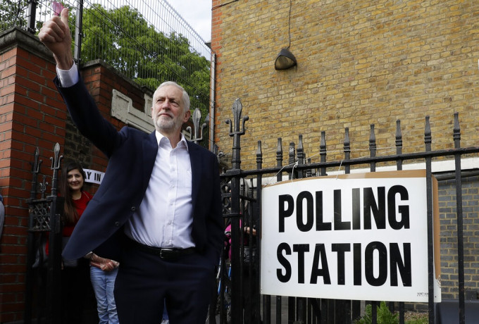 英国在野工党党魁郝尔彬早上到伦敦的票站投票。AP图片