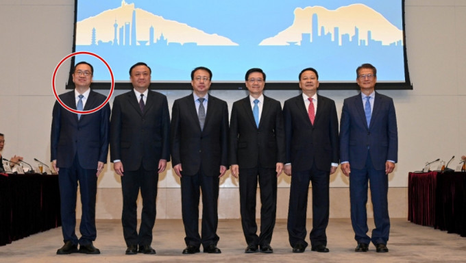 沪港合作会议在港举行，邹劲松（左一）以港澳办三局局长身份出席活动。 政府新闻处