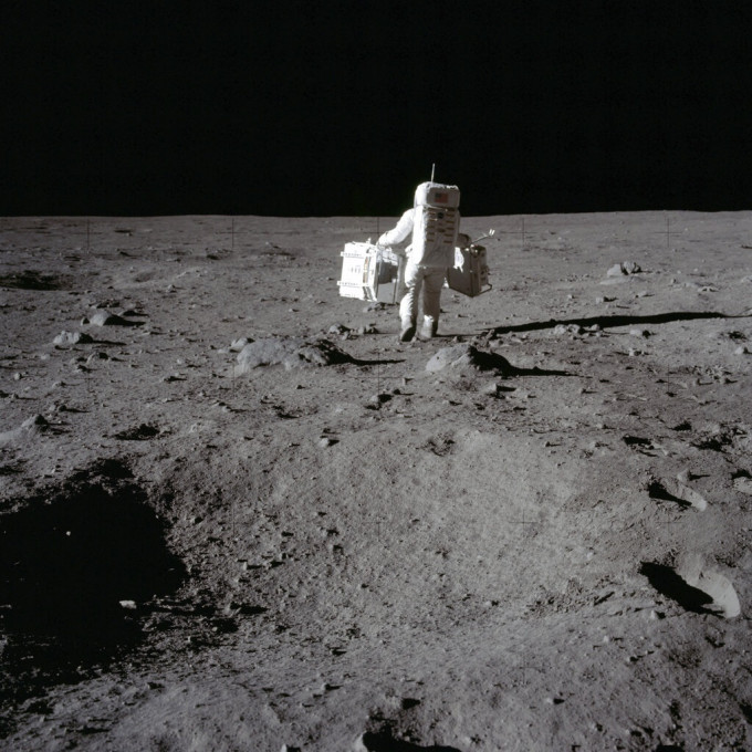 1969年杭思朗（Neil Armstrong）為首的3名太空人在月球表面停留。AP資料圖片