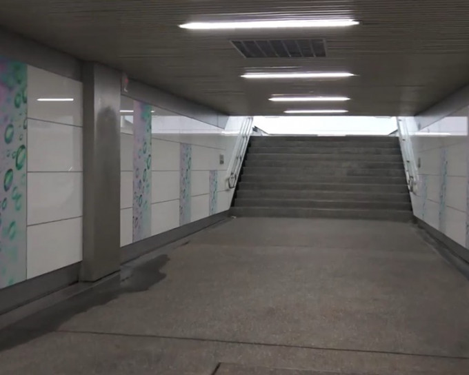 台大公馆一条地下隧道昨晚有人一度架设了「连侬墙」。网图