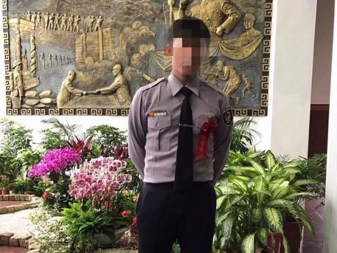 20歲的警員弟弟上班途中遇車禍身亡，洪羽頡決定代弟從警。（網圖）