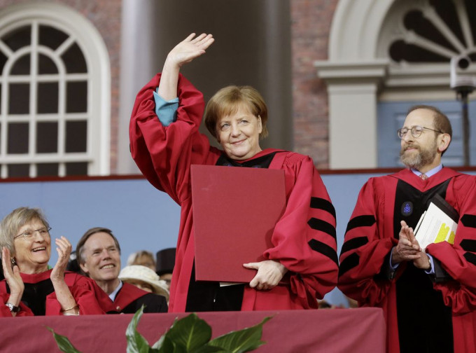 默克爾獲美國頂級學府哈佛大學頒授法律榮譽博士學位。AP