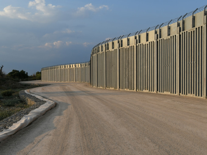 希臘已在其中一個與土耳其邊界接攘的地區建立一道長40公里的圍欄。路透社相片