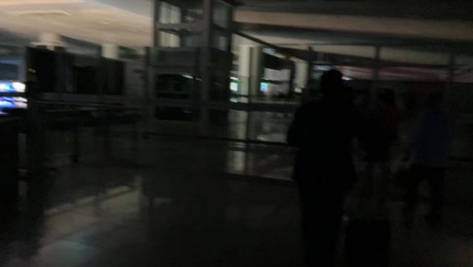  杭州火車東站停電，候車大堂一片漆黑。網圖