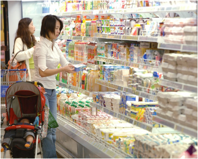 奶類產品一般較貴，基層父母不會購買，或令兒童缺乏鈣質。