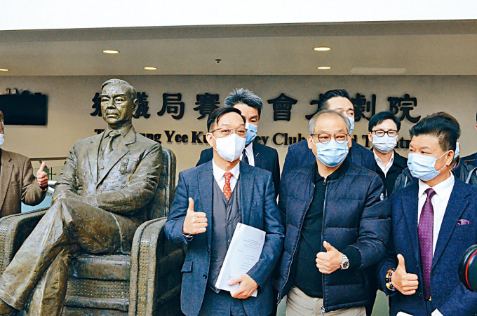 乡议局主席刘业强（左一）对裁决表示欢迎。