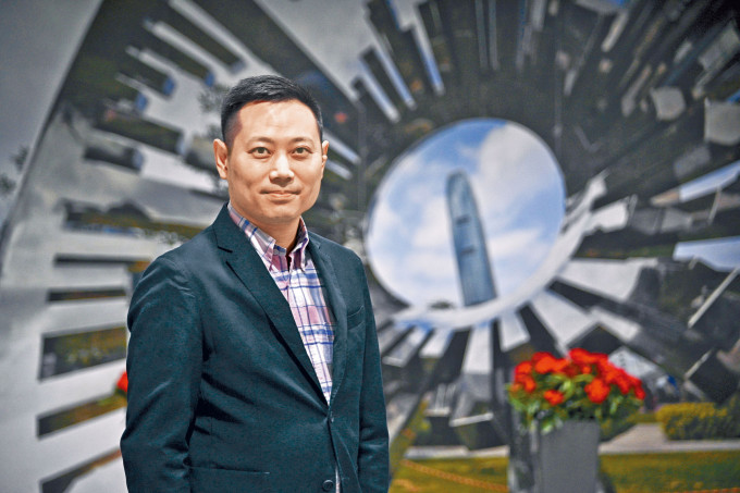 ■民政事务局局长徐英伟接受本报访问称，有信心香港未来可超越纽约，在全球艺术品拍卖市场执牛耳。