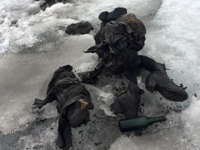 二人的遗体于阿尔卑斯山融化的冰川下被发现。