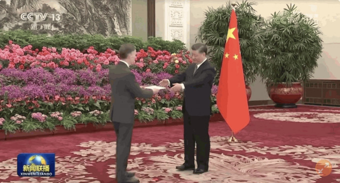 伯恩斯25日在推特上贴出向中国国家主席习近平递交到任国书的照片。Twitter@USAmbChina截图