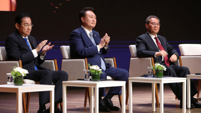 右起：国务院总理李强、韩国总统尹锡悦、日本首相岸田文雄出席第九届中日韩领导人会议。（路透社）