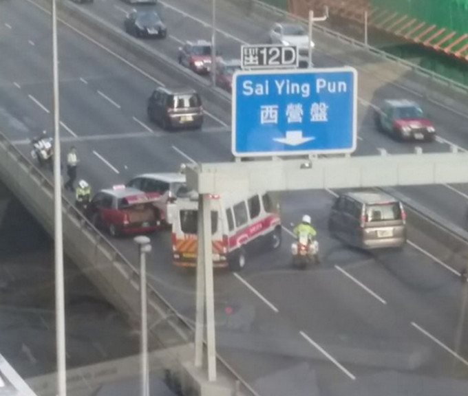 兩車相撞，私家車司機昏迷送院。網民Ting Wai Ping圖片