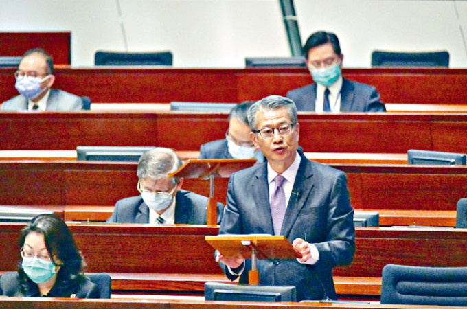 陳茂波昨發表網誌，稱香港經濟正處於深度的衰退。