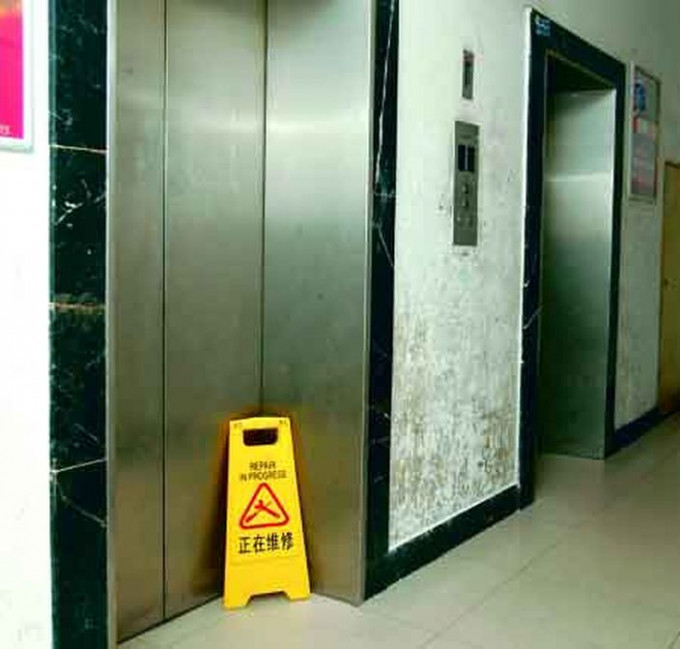 广州一名男子去年与友人等升降机期间，踢了两下升降机门，累朋友堕𨋢槽惨死。
