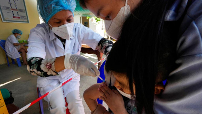 柬埔寨开始为3至4岁幼童接种新冠疫苗。AP