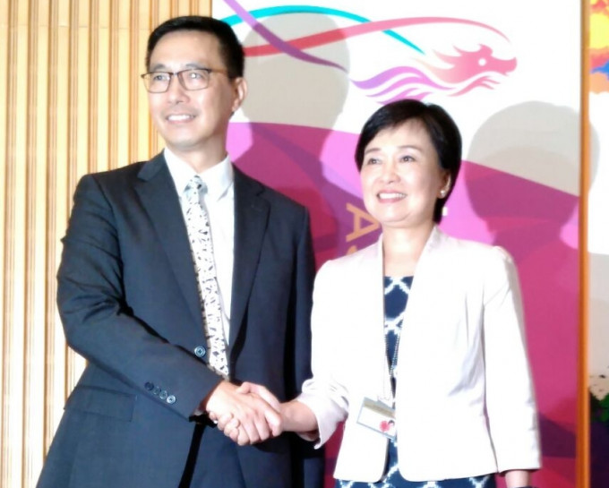 杨润雄（左）联同今日履新的蔡若莲见记者。