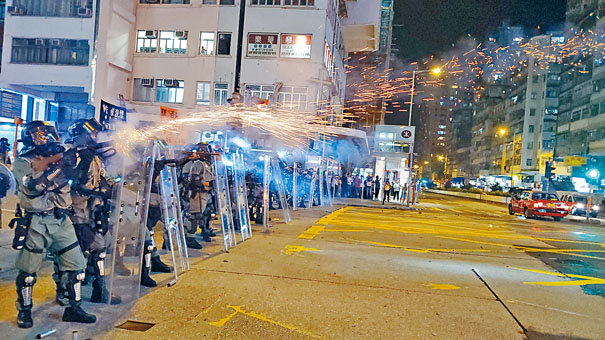 ■防暴警在彌敦道近窩打老道，施放催淚彈驅散堵路示威者。