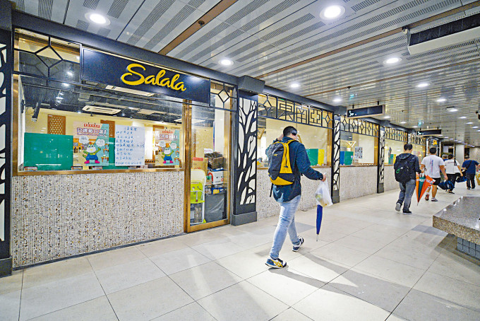■染疫机场货运工曾到访的大围新翠商场Salala泰国餐厅，于昨晚如常营业。