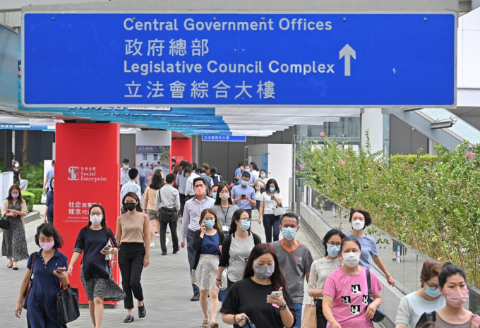 目前要入职公务员须通过《基本法》测试，未来还需再过多关，接受有关《香港国安法》的考核。资料图片