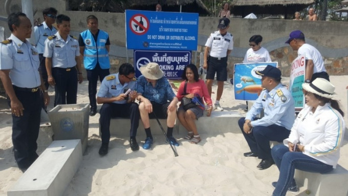 泰國當局會在海灘外安排足夠的吸煙區供遊客使用，但絕不再允許遊客在海灘上邊走邊吸煙。（網圖）