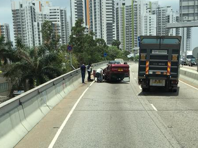 私家車遭貨車撞翻。 香港交通突發報料區FB/網民Lau Pak Hung圖