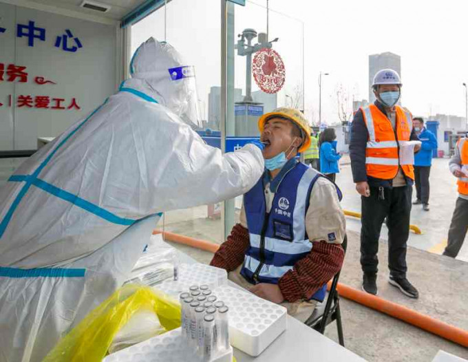 上海工人在接受核酸检测。新华社