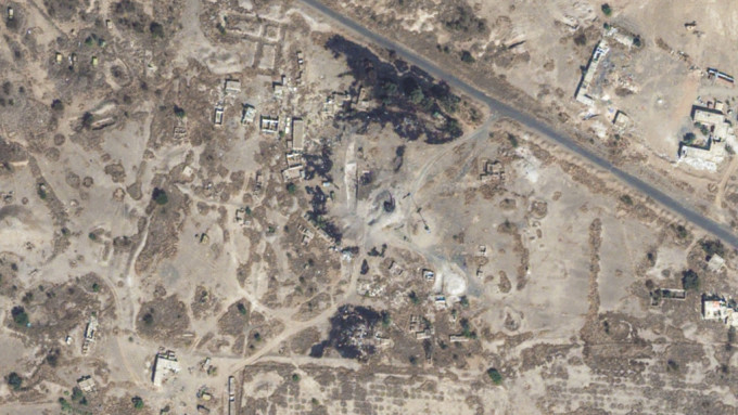 周五拍摄的卫星图像显示也门萨那机场一个雷达站被炸毁。 美联社
