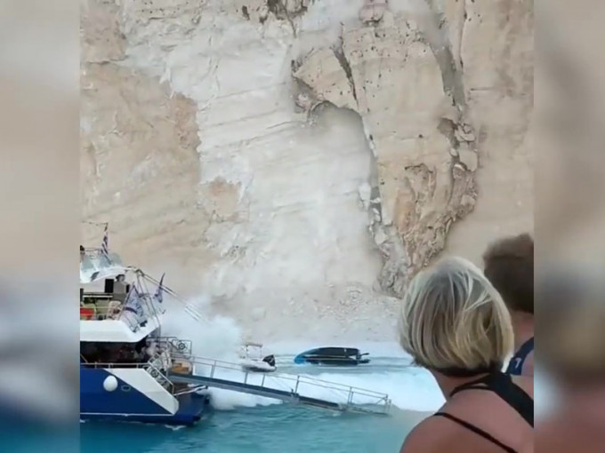 希臘沉船灣驚傳大片土石崩落，造成遊客恐慌逃竄。(網圖)