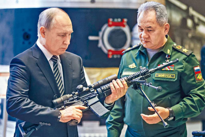 ■普京周二在莫斯科出席一个军事展。