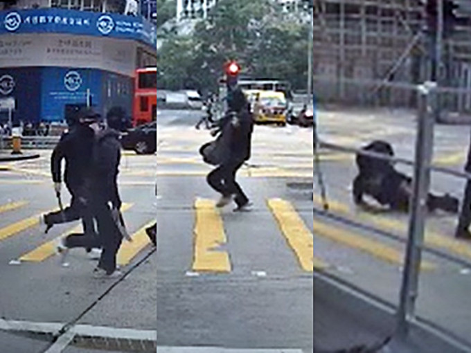 兩蒙面男手持長刀，10秒後劫走一個黑色袋，一名男子逃走途中跌倒。影片截圖