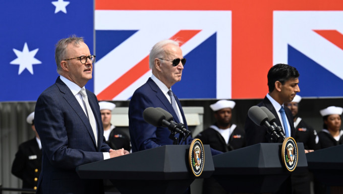 澳英美三國領導人（左起）阿爾巴尼斯、拜登和辛偉誠聯合公布核動力潛艇具體計劃。 美聯社