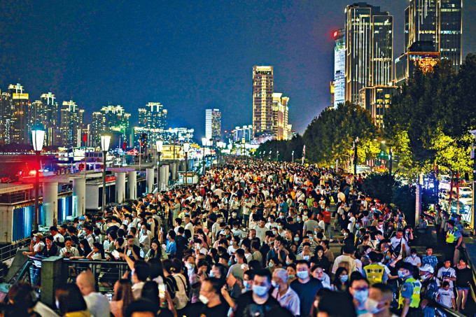 ■十一国庆期间，上海外滩人头涌涌。