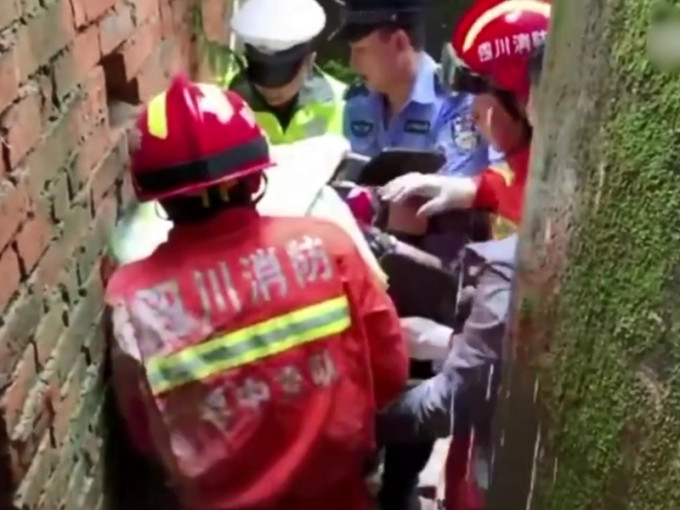 其中部分人员从消防人员打开的墙洞撤离。 影片截图